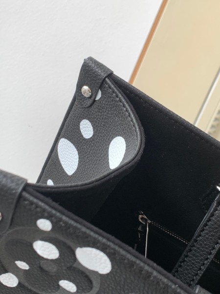 Handbag Louis Vuitton m46389 size 35 x 27 x 14