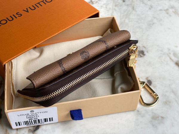 Handbag Louis Vuitton M69431 size 13*9.5*2.5cm