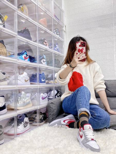 Jordan 1 Low SE Light Smoke Grey Gym Red