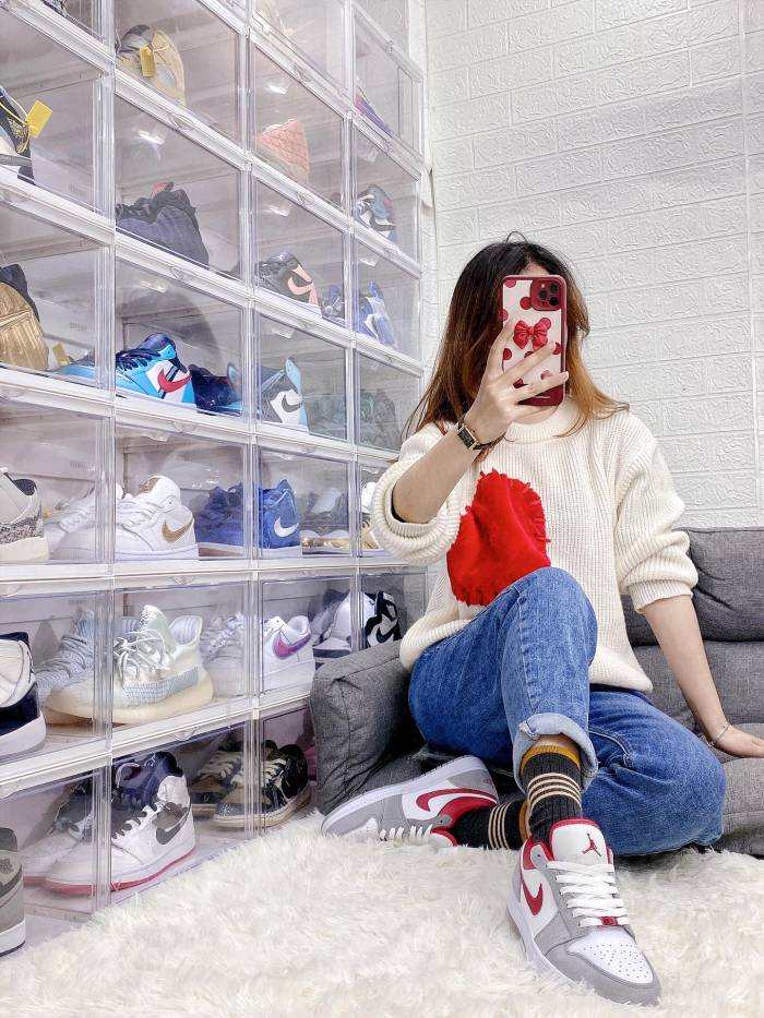 Jordan 1 Low SE Light Smoke Grey Gym Red