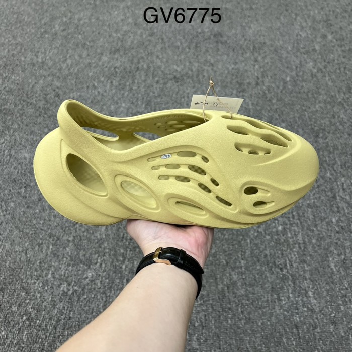 adidas Yeezy Foam RNNR Sulfur