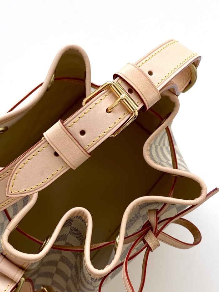 Handbag Louis Vuitton M40817 size22x 24 x 15 cm