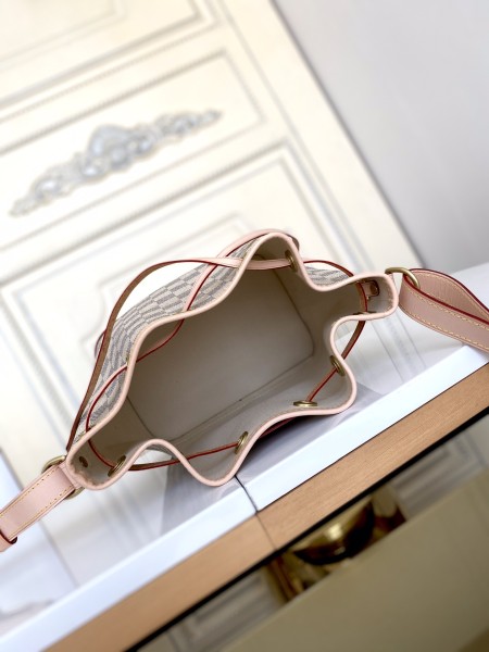 Handbag Louis Vuitton M40817 size22x 24 x 15 cm