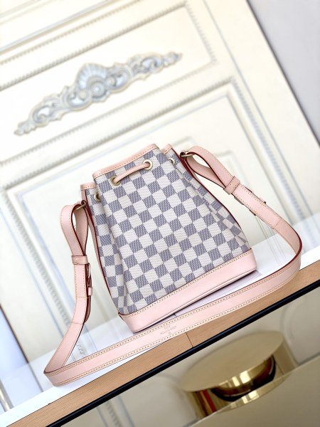 Handbag Louis Vuitton M40817 size22x 24 x 15 cm