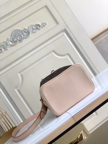 Handbag Louis Vuitton M40817 size22×24×15cm