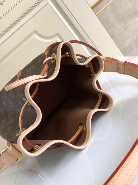 Handbag Louis Vuitton M40817 size22×24×15cm