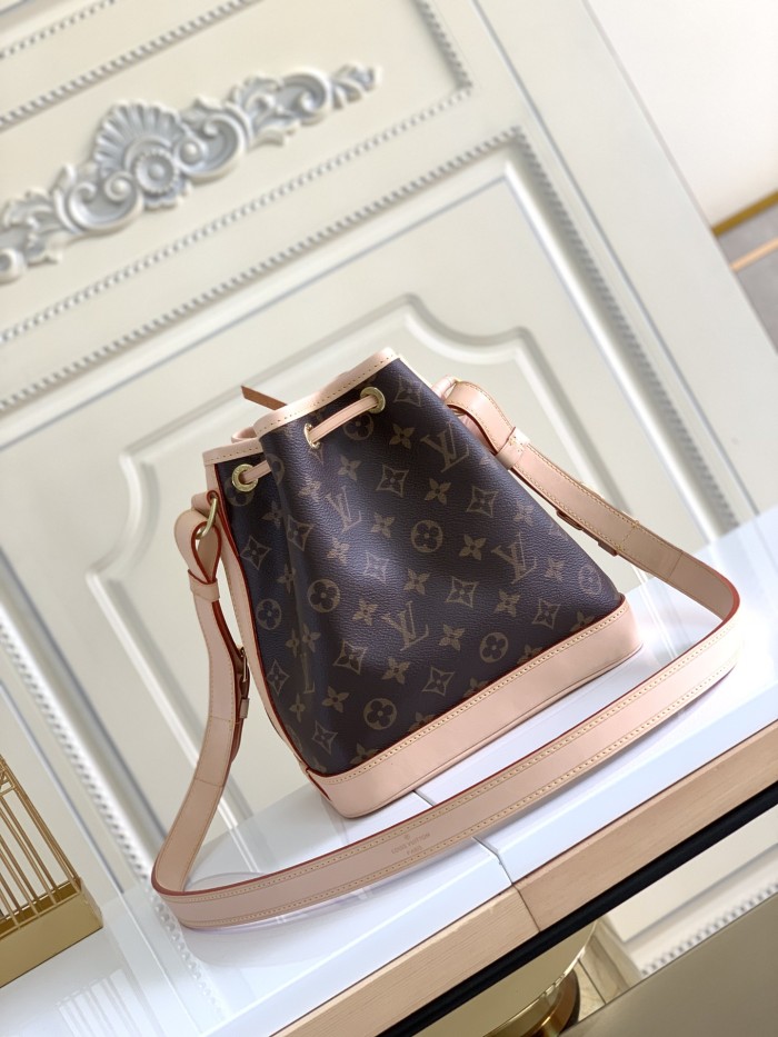 Handbag Louis Vuitton M40817 size22×24×15cm