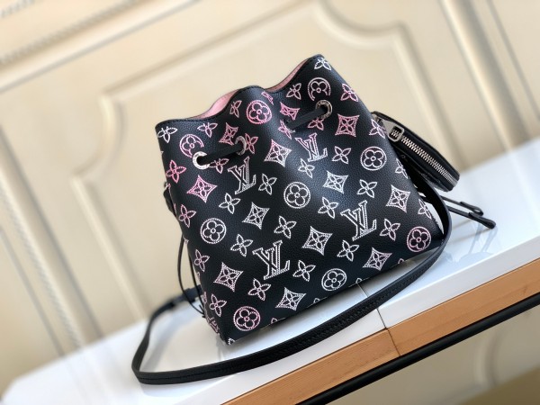 Handbag Louis Vuitton M21096 size9 x 22 x 14