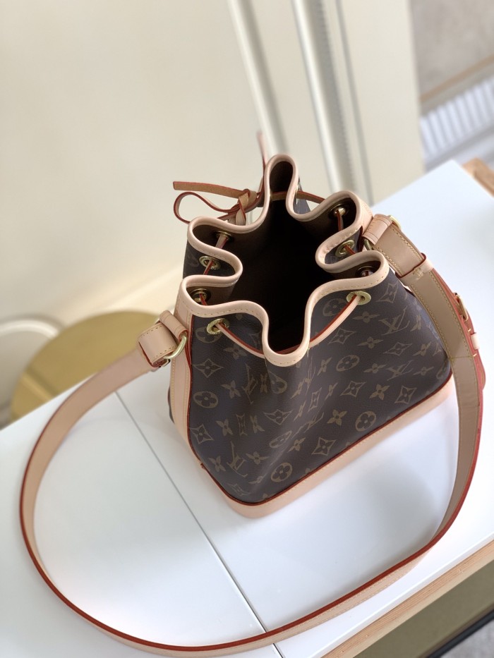 Handbag Louis Vuitton M40817 size22×24×15cm