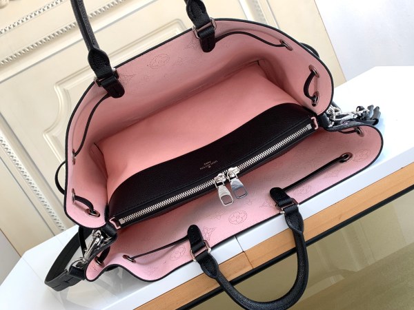 Handbag Louis Vuitton M21107 size32x23x13cm