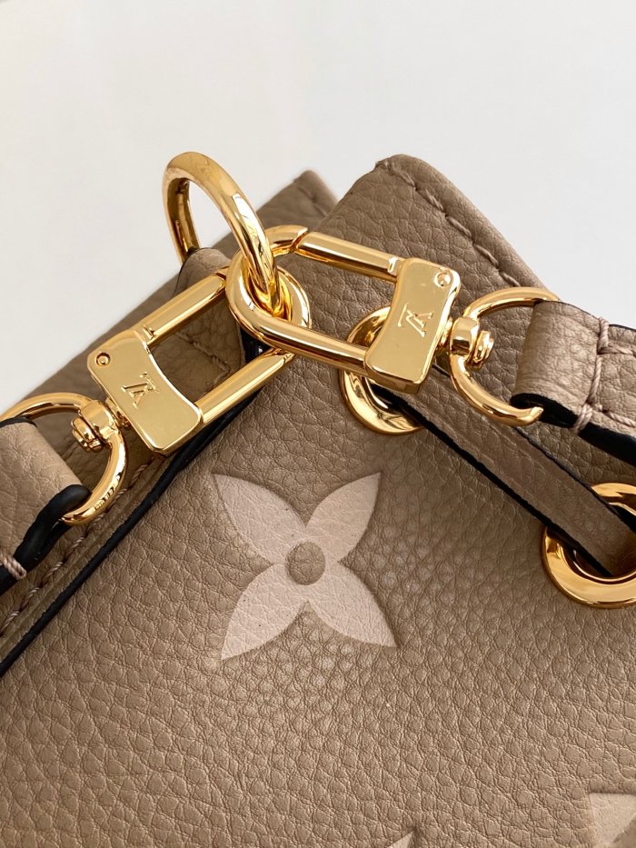 Handbag Louis Vuitton M81626 size13 x 16 x 10 cm 