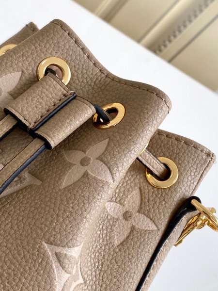 Handbag Louis Vuitton M81626 size13 x 16 x 10 cm 