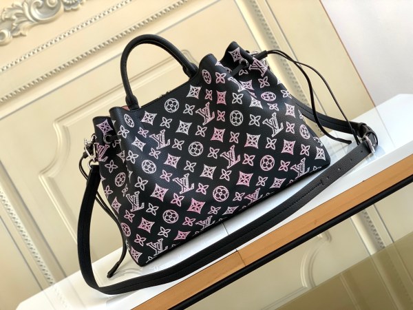 Handbag Louis Vuitton M21107 size32x23x13cm