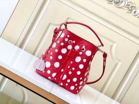 Handbag  Louis Vuitton M21730 size 20 x 20 x 13