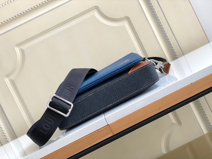 Handbag  Louis Vuitton  M21544  size 25 x 18.5 x 7 cm