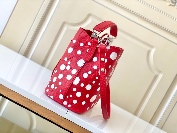 Handbag  Louis Vuitton M21730 size 20 x 20 x 13