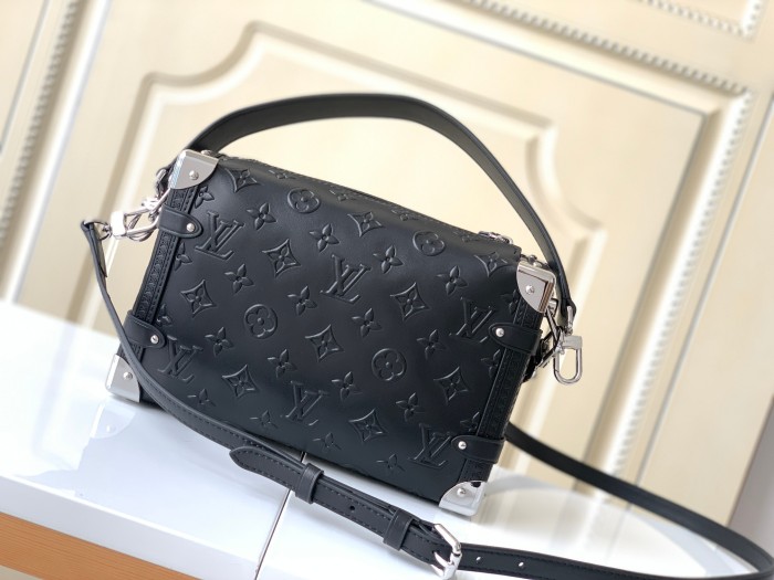 Handbag  Louis Vuitton   M21709 size  21 x 14 x 6  cm