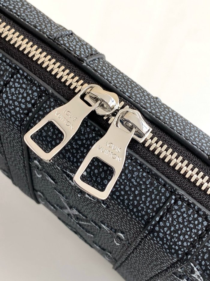 Handbag Louis Vuitton   M81776  size 22.5-14-5 cm