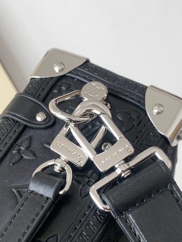  Handbag  Louis Vuitton   M21709 size  21 x 14 x 6  cm