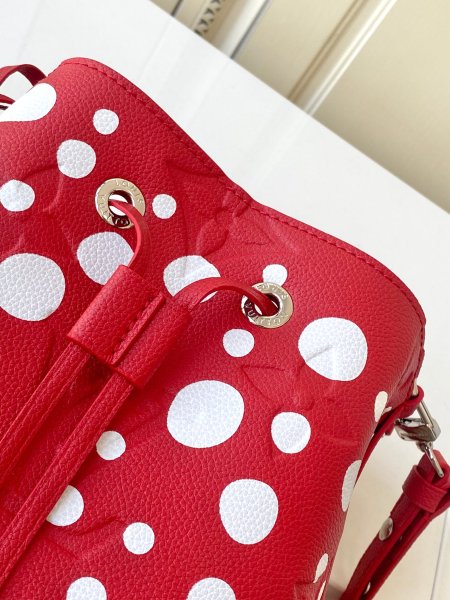 Handbag  Louis Vuitton M21730 size 20 x 20 x 13