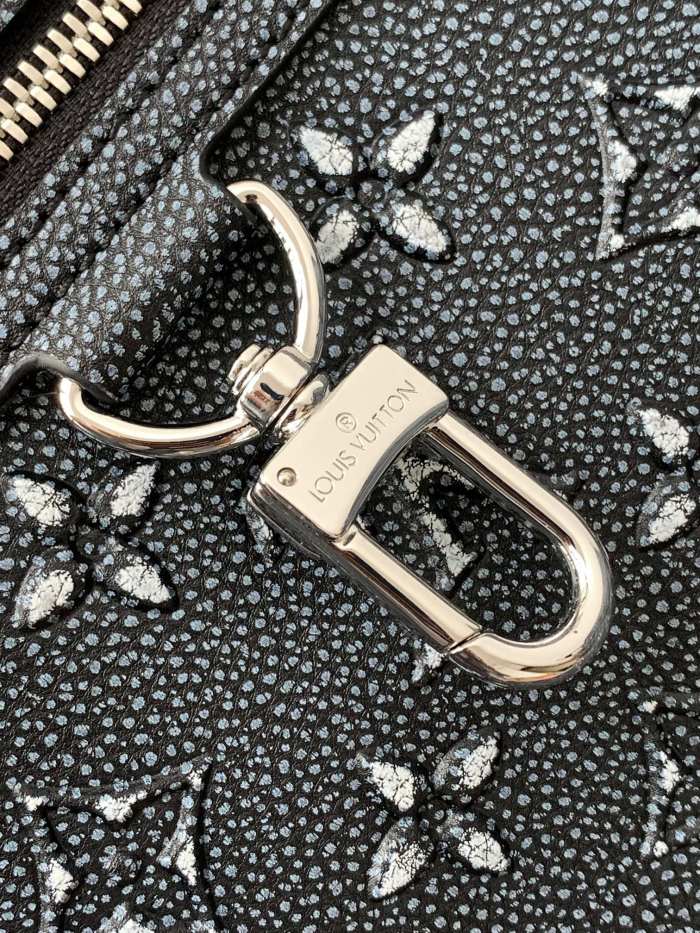  Handbag  Louis Vuitton  M21359  size  29 x 42 x 15  cm