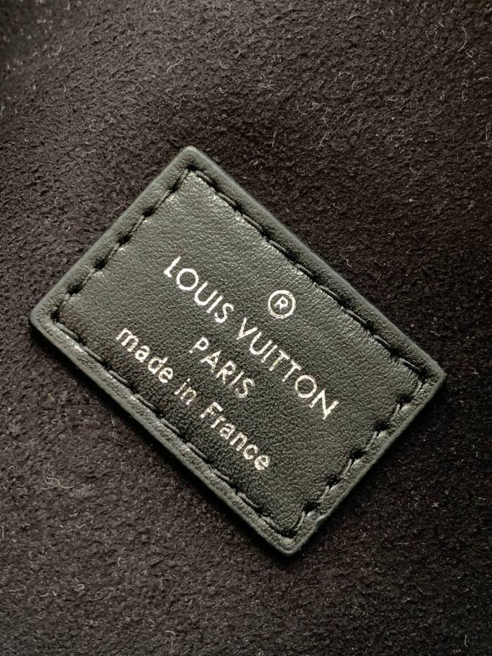  Handbag  Louis Vuitton   M21709 size  21 x 14 x 6  cm