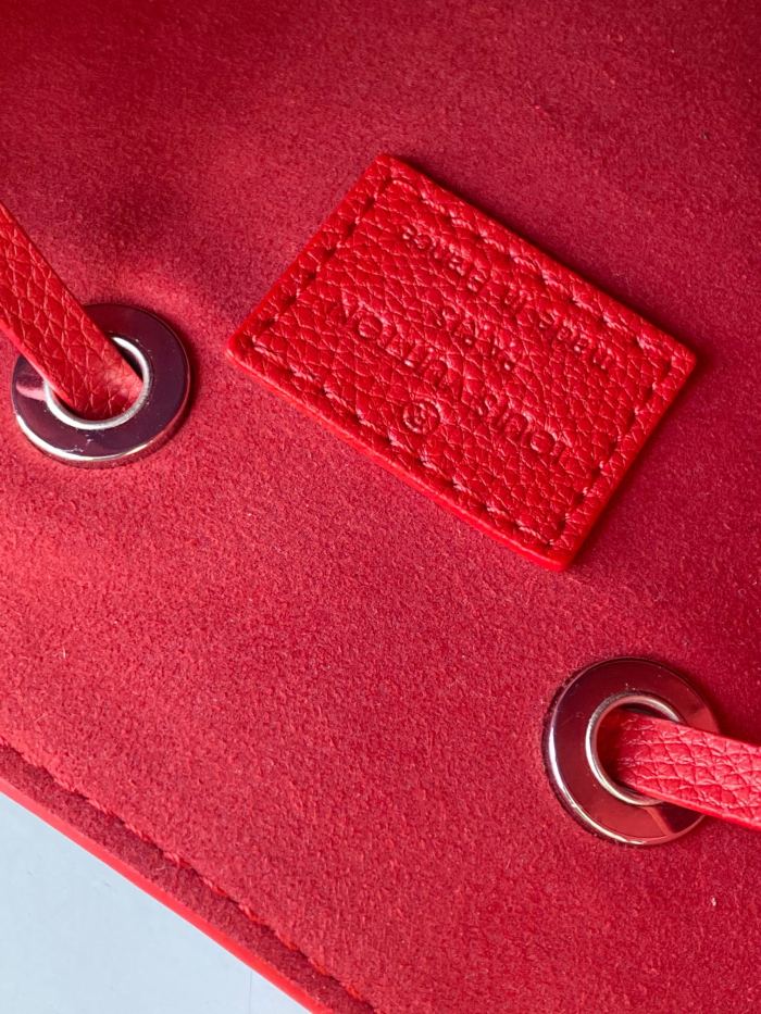 Handbag  Louis Vuitton M21730 size 20 x 20 x 13