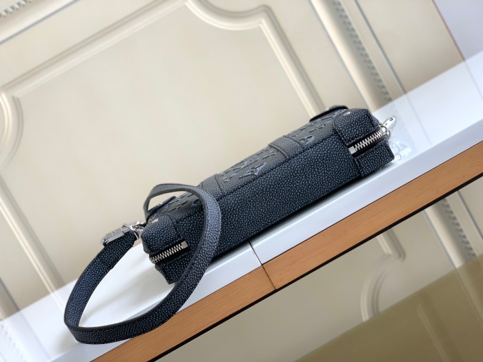 Handbag Louis Vuitton   M81776  size 22.5-14-5 cm