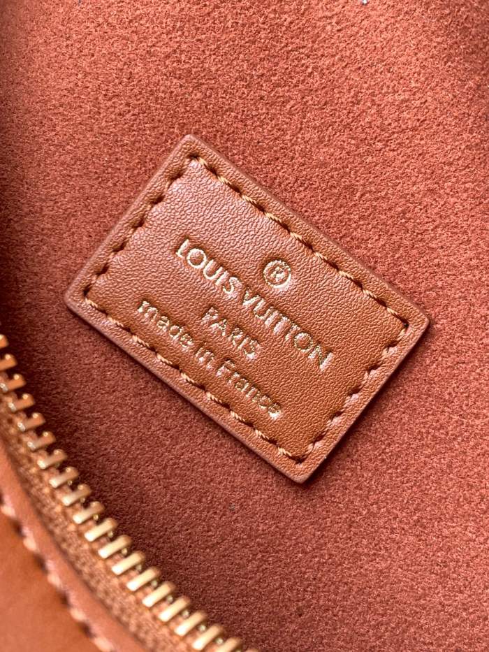 Handbag  Louis Vuitton  M21741 size 21x 14x 6 cm