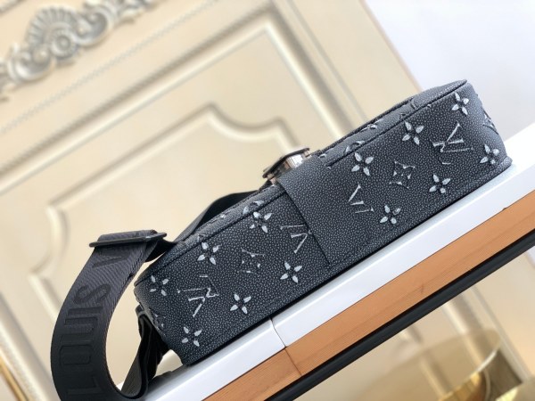 Handbag  Louis Vuitton  m21358  size  35 x 24 x 8  cm