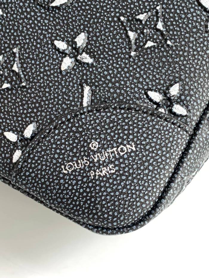  Handbag  Louis Vuitton  M21359  size  29 x 42 x 15  cm