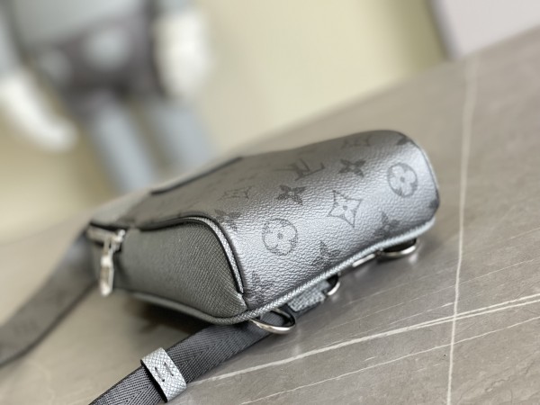 Handbag   Louis Vuitton  M30741  size 13 x 21 x 5 cm 