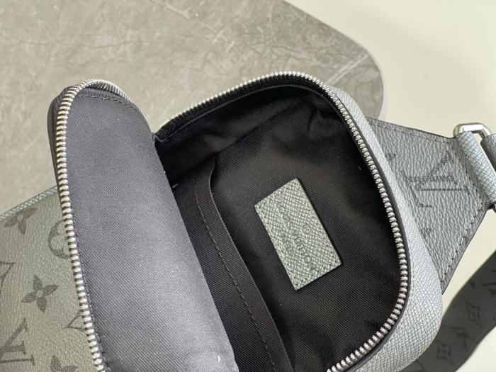 Handbag   Louis Vuitton  M30741  size 13 x 21 x 5 cm 