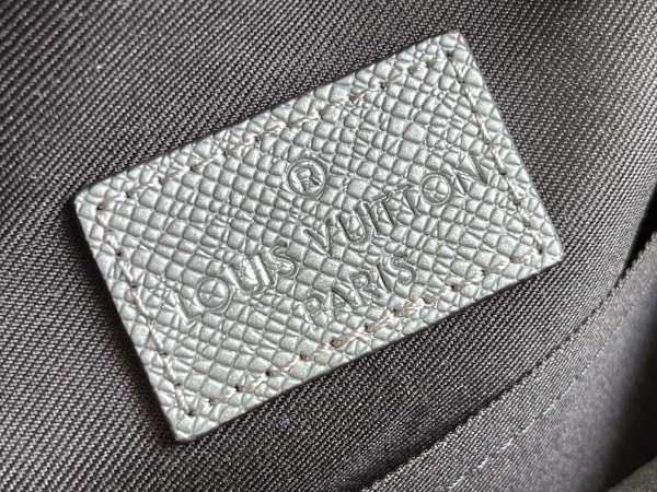 Handbag   Louis Vuitton  M30741  size 13 x 21 x 5 cm 