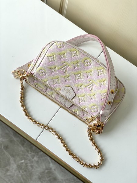  Handbag  Louis Vuitton  M46093 size 24 x 13.5 x 4 cm 