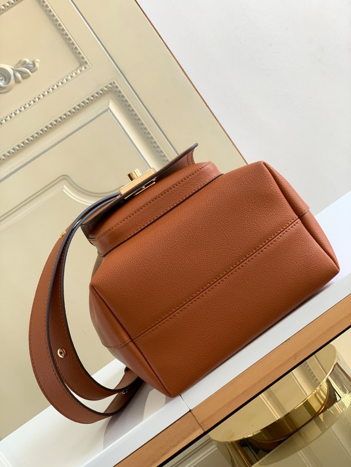 Handbag   Louis Vuitton  M57689 size 23.0 x 23.0 x 16.0 cm