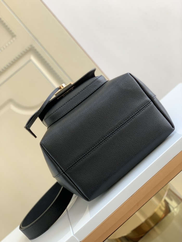  Handbag   Louis Vuitton  M57687  size  23.0 x 23.0 x 16.0 cm