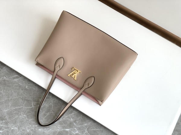 Handbag  Louis Vuitton  M58927  size  42.0 x 28.0 x 15.0  cm