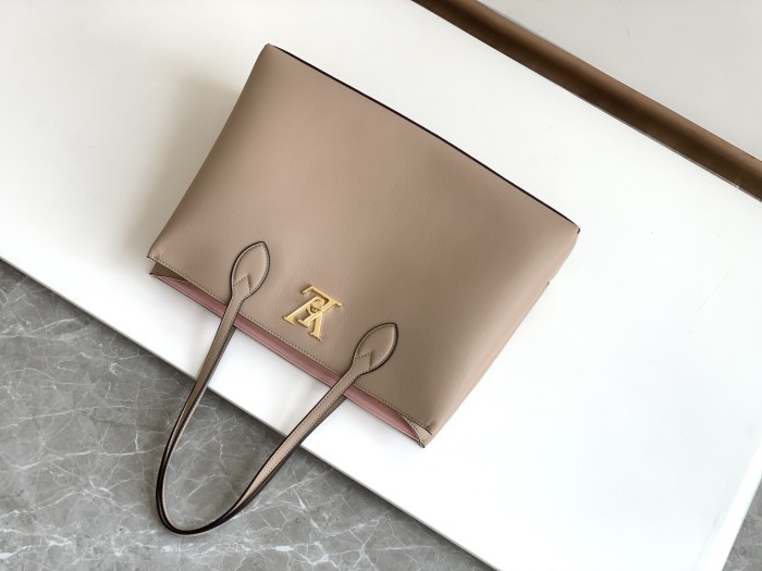 Handbag  Louis Vuitton  M58927  size  42.0 x 28.0 x 15.0  cm