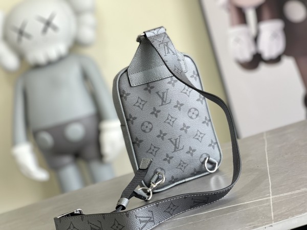 Handbag   Louis Vuitton  M30741  size 13 x 21 x 5 cm 