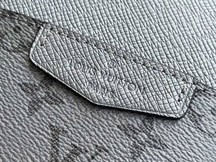 Handbag   Louis Vuitton  M30741  size 13 x 21 x 5 cm 