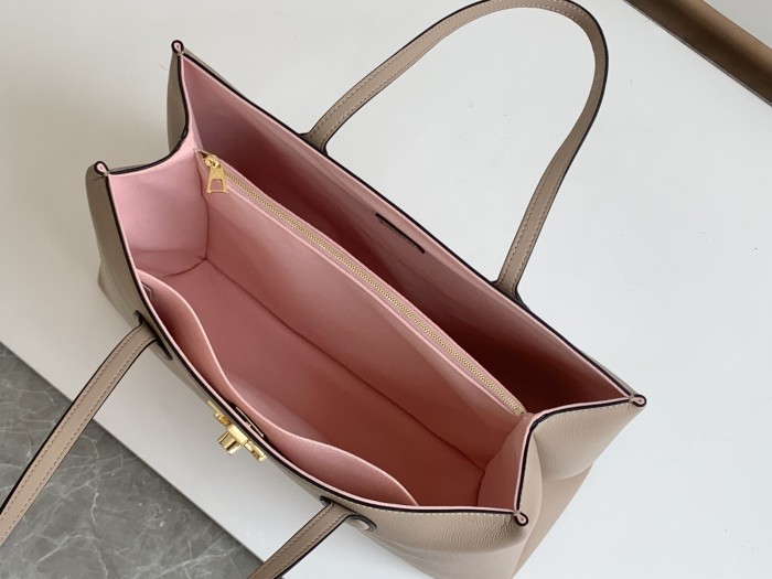 Handbag  Louis Vuitton  M58927  size  42.0 x 28.0 x 15.0  cm