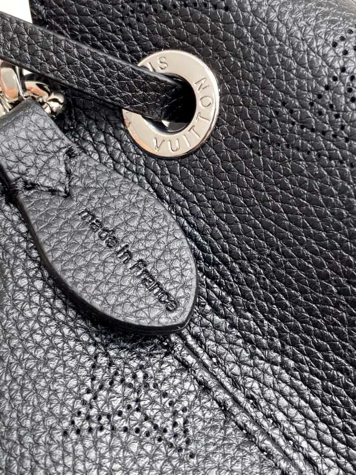 Handbag   Louis Vuitton  57070  size  19 x 22 x 14 cm