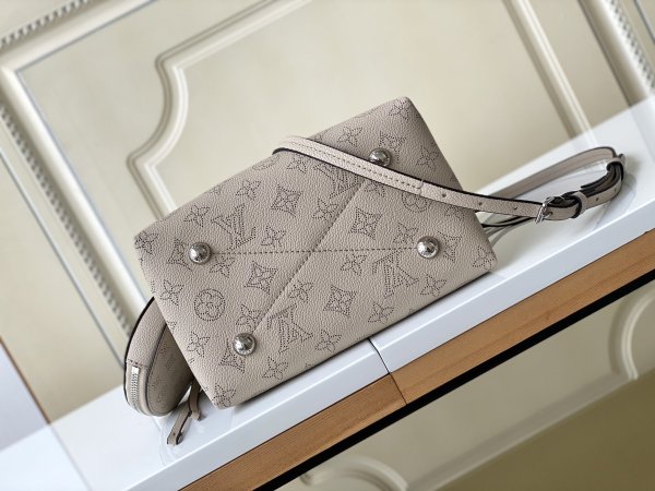 Handbag  Louis Vuitton  57201  size 19 x 22 x 14 cm