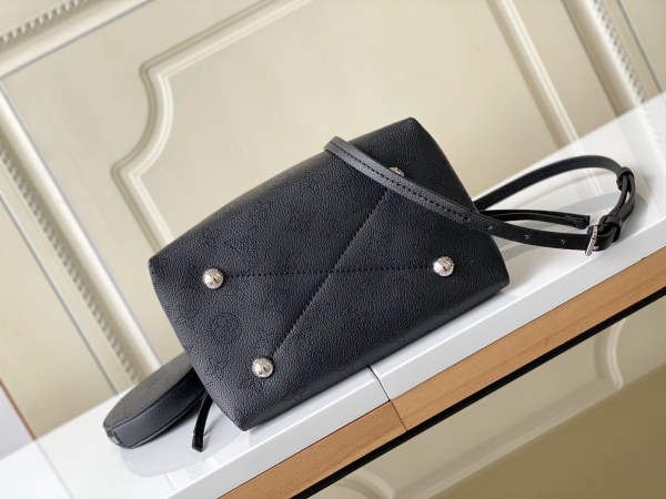 Handbag   Louis Vuitton  57070  size  19 x 22 x 14 cm