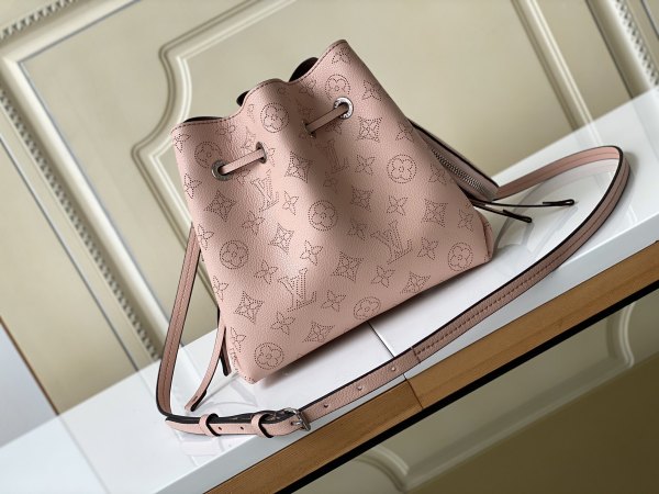  Handbag    Louis Vuitton   M57068  size  19 x 22 x 14 cm