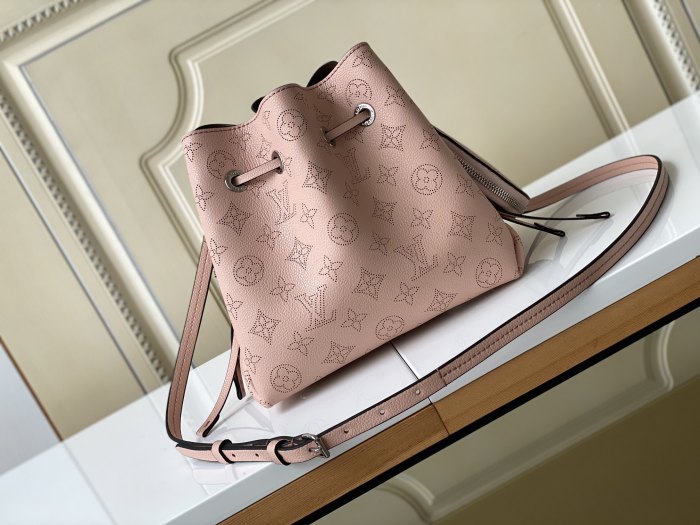  Handbag    Louis Vuitton   M57068  size  19 x 22 x 14 cm