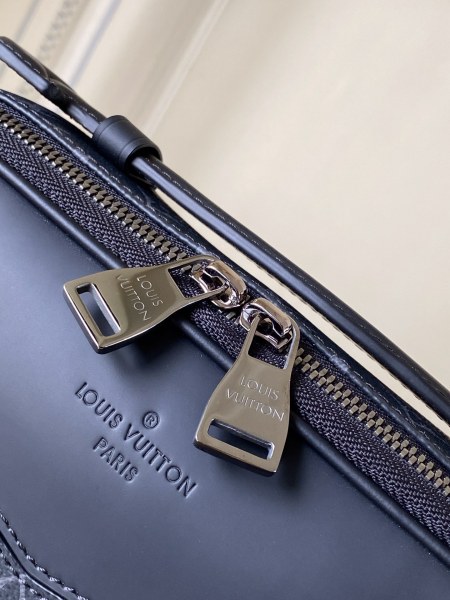  Handbag   Louis Vuitton  M42906 size  28.0 x 18.0 x 5.0 cm