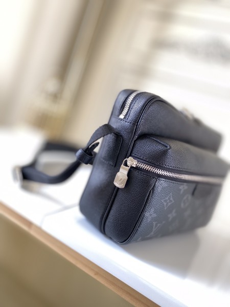 Handbag  Louis Vuitton  M30233  size  29.5x20x10.5 cm