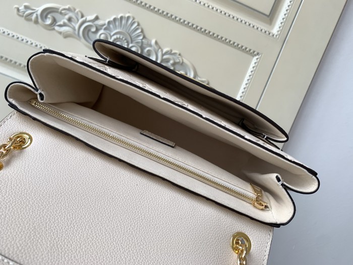 Handbag   Louis Vuitton  M44151  size  25 x 17 x 9.5  cm